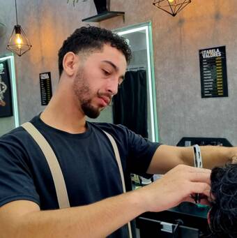 Barbeiro fazendo corte